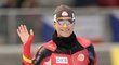 Claudia Pechsteinová mává divákům před začátkem světového šampionátu rychlobruslařů