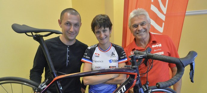 Martina Sáblíková se svými trenéry - stálým Petrem Novákem (vpravo) a cyklistickým specialistou René Andrlem