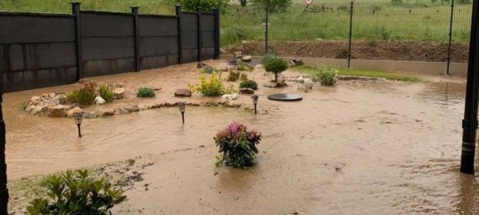Zahrada rychlobruslařky Martiny Sáblíkové skončila po mohutném dešti pod vodou