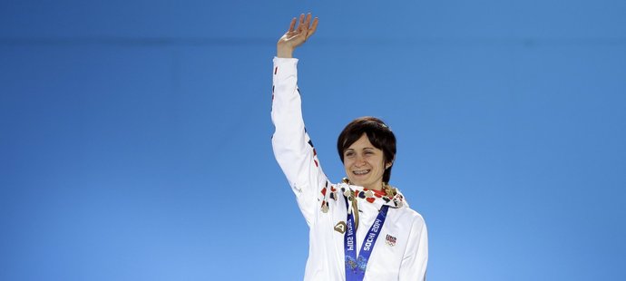 Martina Sáblíková oslavuje zisk zlaté medaile ze závodu v rychlobruslení na 5000 metrů