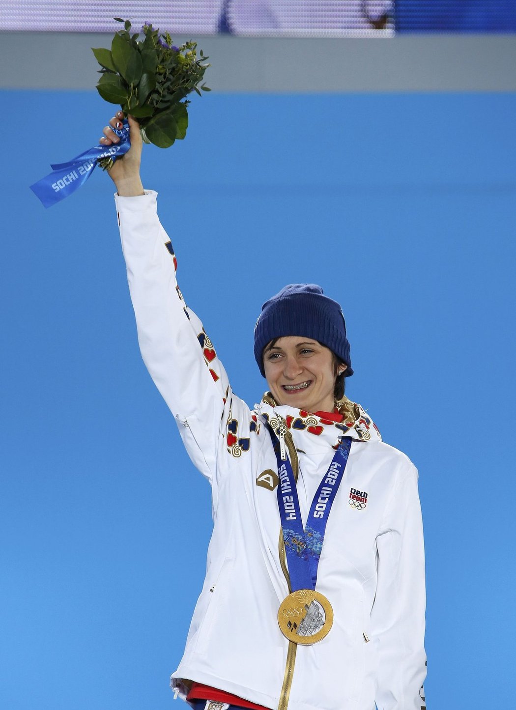 Rychlobruslařka Martina Sáblíková oslavuje svou výhru v závodu na 5000 metrů