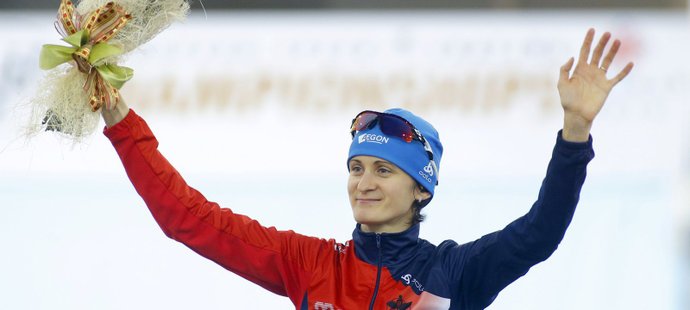 Martina Sáblíková se raduje po svém triumfu na tříkilometrové trati na ME ve víceboji v Minsku