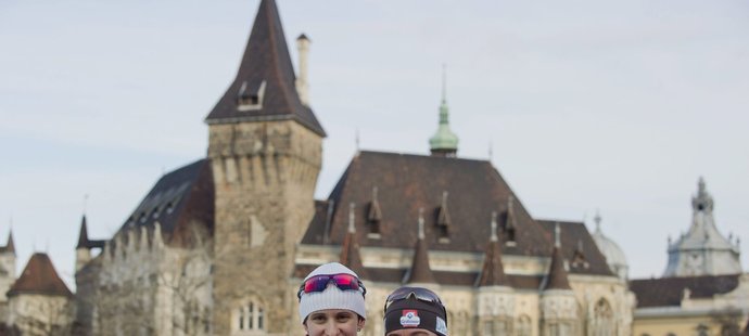 Martina Sáblíková (vlevo) pózuje s Claudií Pechsteinovou před budapešťským hradem