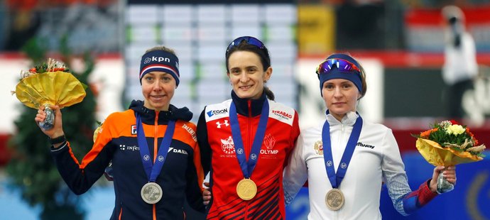 Zlatá Martina Sáblíková pózuje se svými soupeřkami, kterým na mistrovství světa v závodě na 5000 metrů dokázala česká reprezentantka ujet podesáté v řadě
