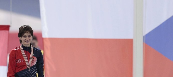 Mistryně světa Martina Sáblíková poslouchá českou hymnu po výhře na pětce v ruské Kolomně