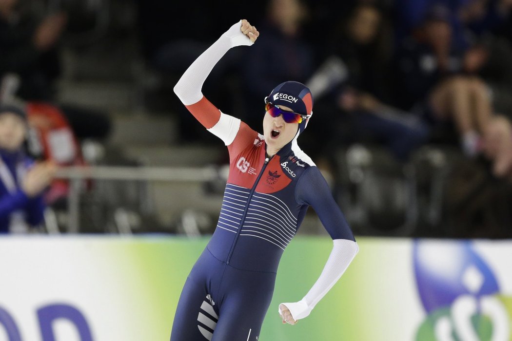 Martina Sáblíková se raduje z triumfu na závěrečné pětce a zisku čtvrtého titulu mistryně světa ve víceboji