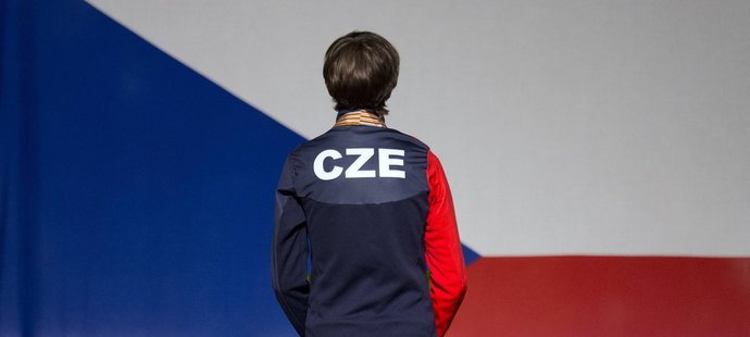 Česká rychlobruslařka při státní hymně