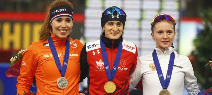 Martina Sáblíková vyhrála závod na tři kilometry, druhá skončila Nizozemka De Jongová (vlevo), třetí Ruska Voroninová (vpravo)