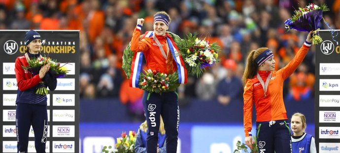 Na druhý stupínek na Mistrovství Evropy v rychlobruslařském víceboji vystoupala Martina Sáblíková s radostí.
