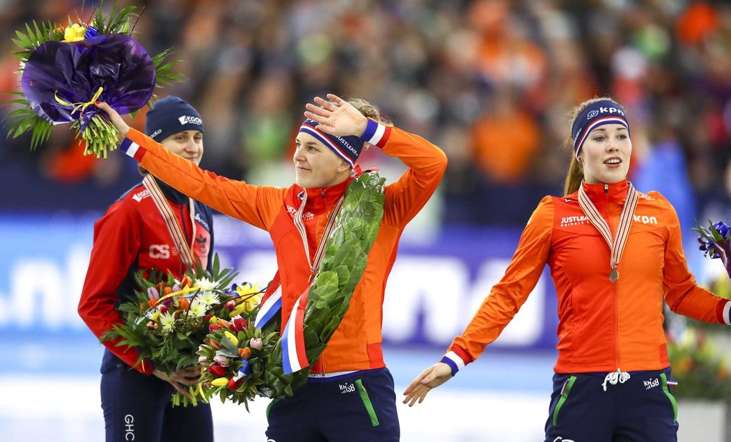 Stříbro Sáblíková bere. Na Mistrovství Evropy v rychlobruslařském víceboji brala už desátou medaili. Triumfovala Nizozemka Wüstová.