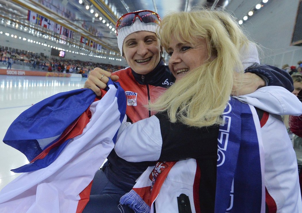 Rychlobruslařka Martina Sáblíková oslavuje se svou maminkou zlatou medaili ze ZOH v Soči