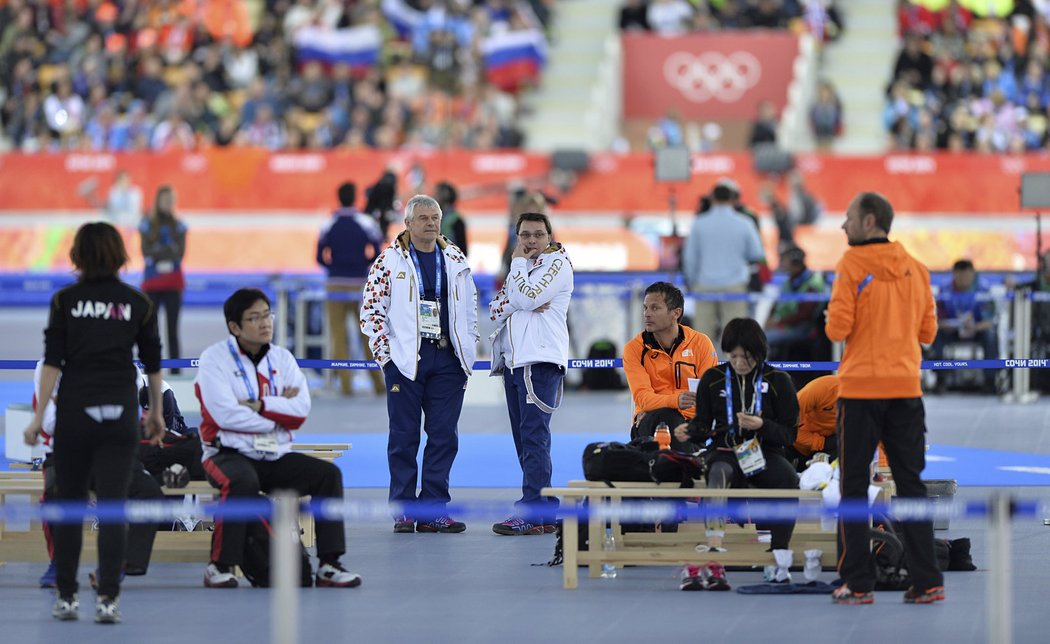 Kouč Martiny Sáblíkové Petr Novák sleduje, jak si v olympijském závodě vede jeho svěřenkyně