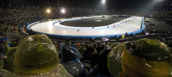 Nikola Zdráhalová na otevřené dráze olympijského stadionu v Amsterodamu při MS v rychlobruslařském vícebojie