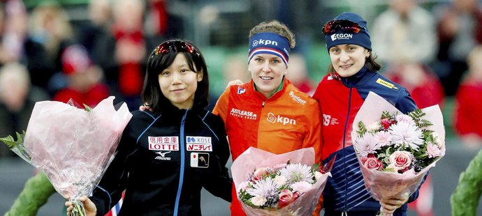 Mistryně světa Ireen Wüstová, stříbrná Martina Sáblíková a třetí Miho Takagiová z Japonska