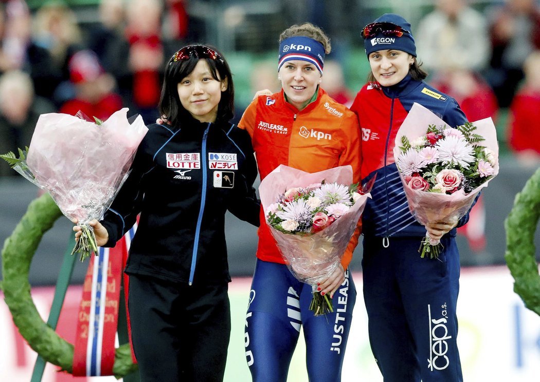 Mistryně světa Ireen Wüstová, stříbrná Martina Sáblíková a třetí Miho Takagiová z Japonska