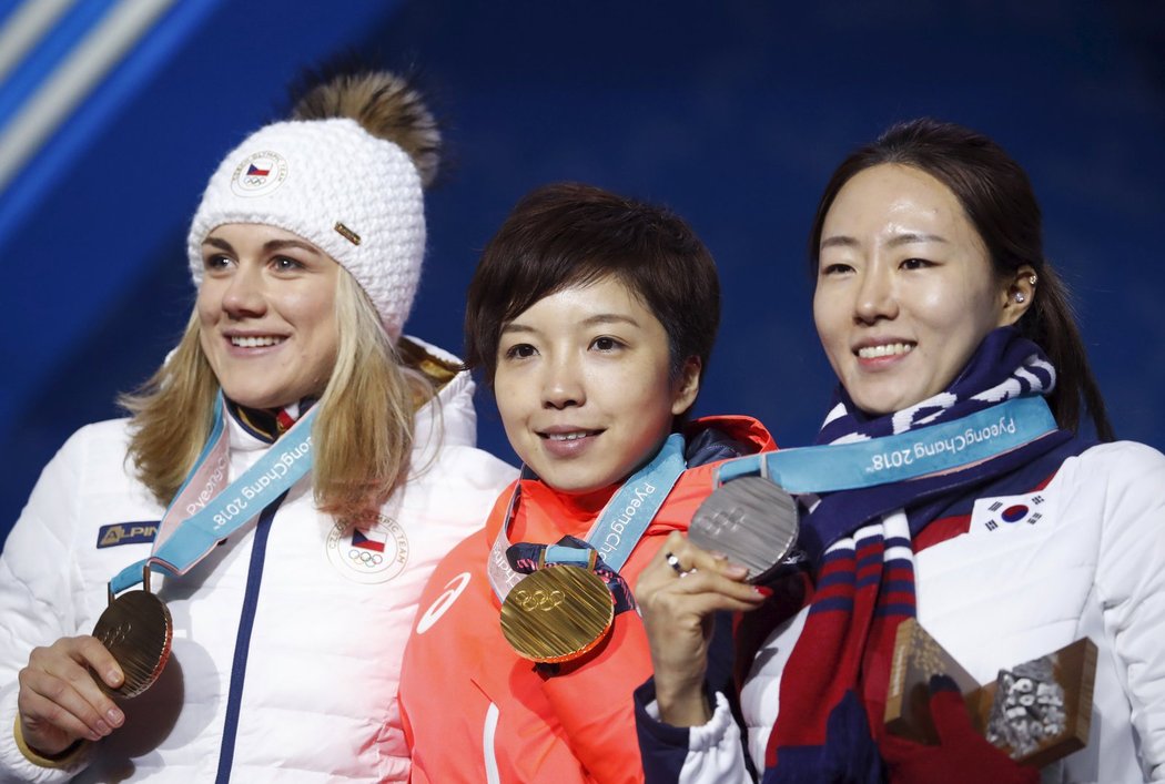 Karolína Erbanová s bronzovou medailí z olympijských her
