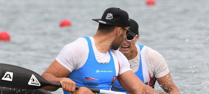 Josef Dostál s Radkem Šloufem v cíli finále MS na kilometru, ve kterém čtvrtým místem vybojovali účastnické místo na olympiádě v Tokiu