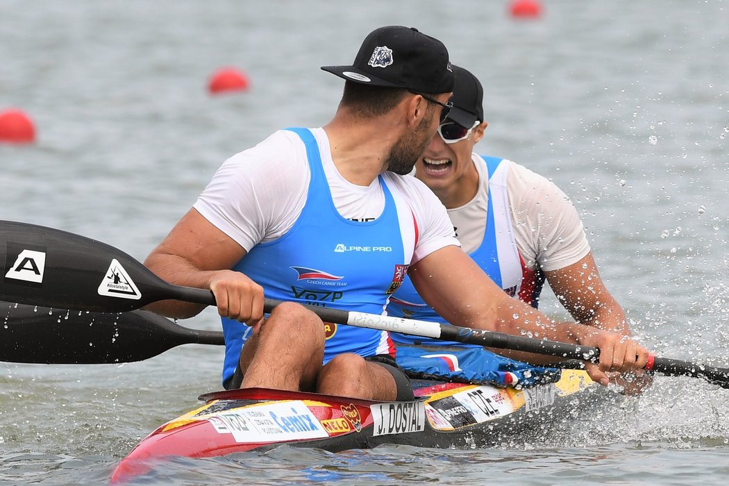 Josef Dostál s Radkem Šloufem v cíli finále MS na kilometru, ve kterém čtvrtým místem vybojovali účastnické místo na olympiádě v Tokiu