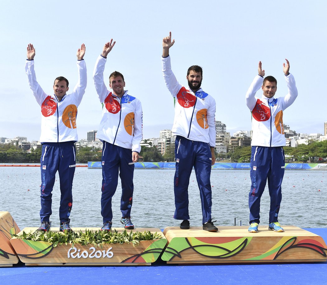 Daniel Havel, Lukáš Trefil, Josef Dostál a Jan Šterba na bronzovém olympijském stupni