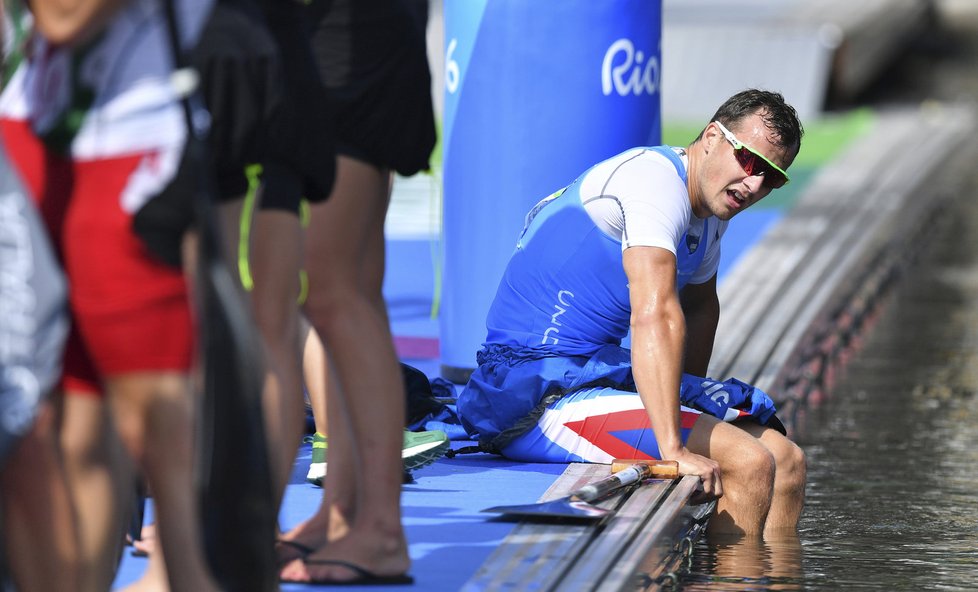 Vyčerpaný Daniel Havel po olympijském finále v Riu, ve kterém se čtyřkajakem vybojoval bronz