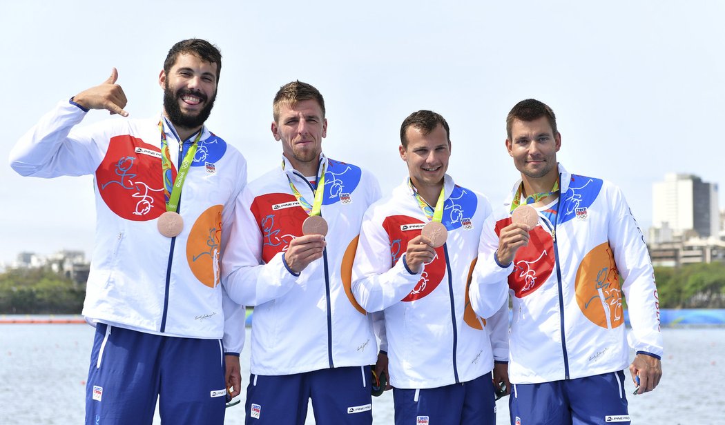 Josef Dostál, Lukáš Trefil, Daniel Havel a Jan Šterba se radují z bronzových olympijských medailí