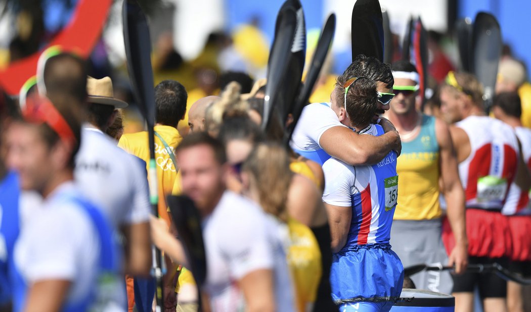 Josef Dostál se objímá s Lukášem Trefilem po zisku bronzových medailí na olympiádě v Riu
