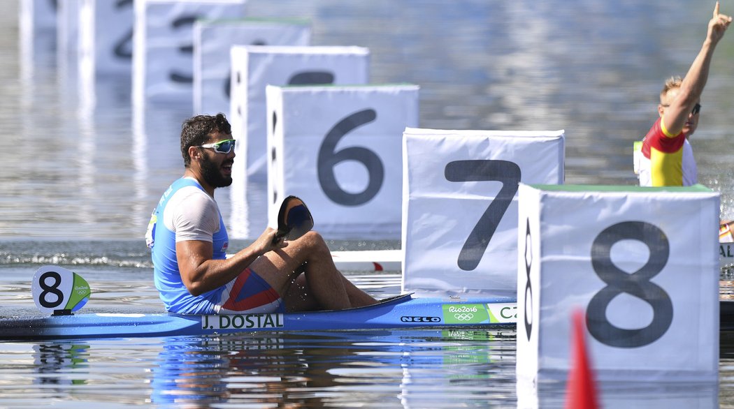 Český kajakář Josef Dostál si dojíždí pro olympijské stříbro za Španělem Marcusem Walzem