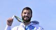 Kajakář Josef Dostál si hýčká svou stříbrnou medaili z kilometrové trati v Riu