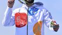 Kajakář Josef Dostál si hýčká svou stříbrnou medaili z kilometrové trati v Riu
