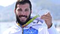 Josef Dostál se chlubí svou stříbrnou olympijskou medailí