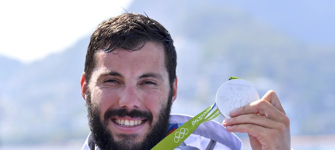 Josef Dostál se chlubí svou stříbrnou olympijskou medailí