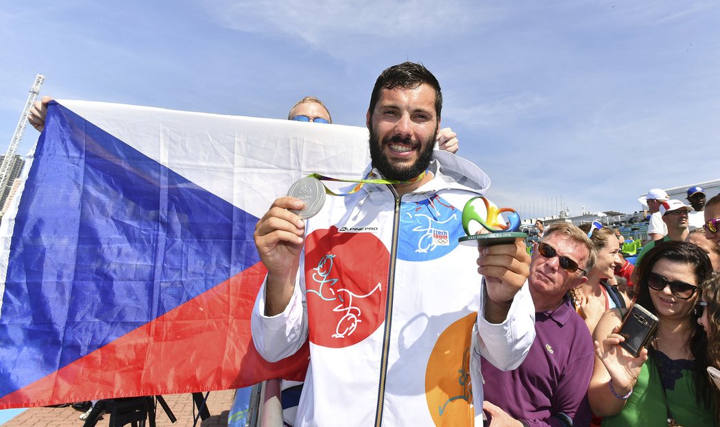 Kajakář Josef Dostál se chlubí svou stříbrnou medailí z olympiády v Riu