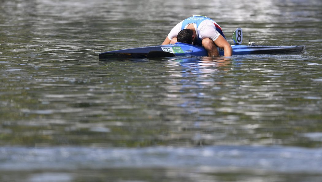 Josef Dostál jakoby nevěřil, že právě získal olympijské stříbro na kilometrové trati