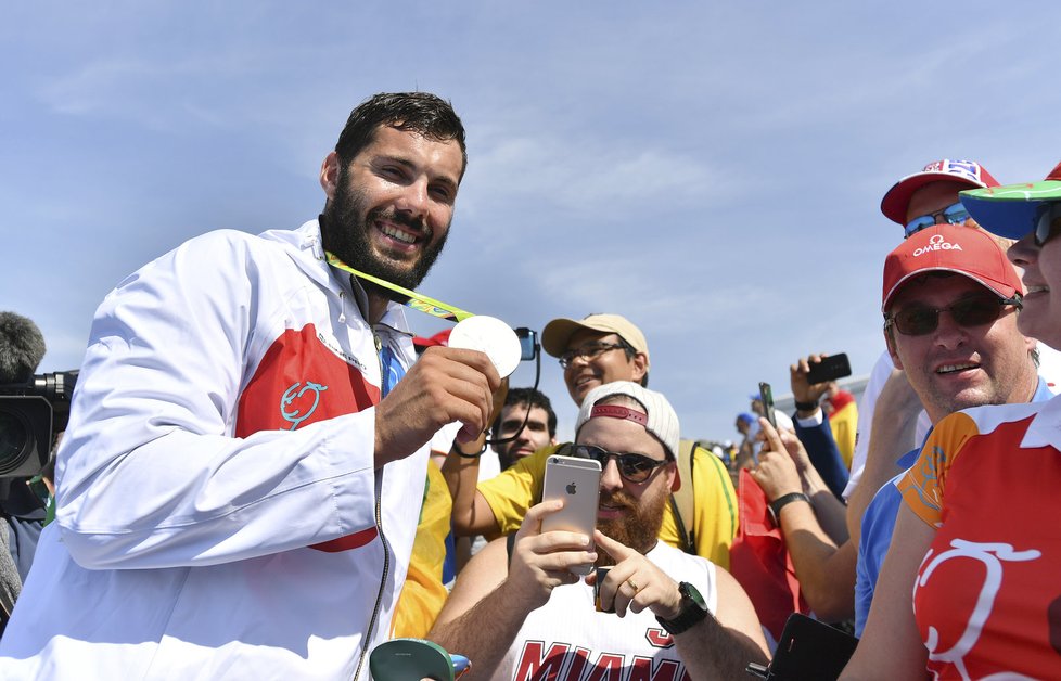 Josef Dostál pózuje se svou stříbrnou medailí z olympiády v Riu