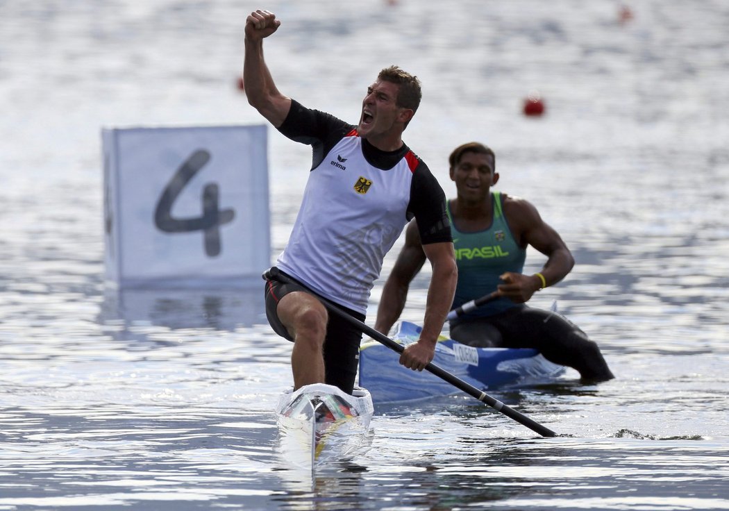 Kanoista Sebastian Brendel se raduje ze svého olympijského triumfu před Brazilcem Dos Santosem