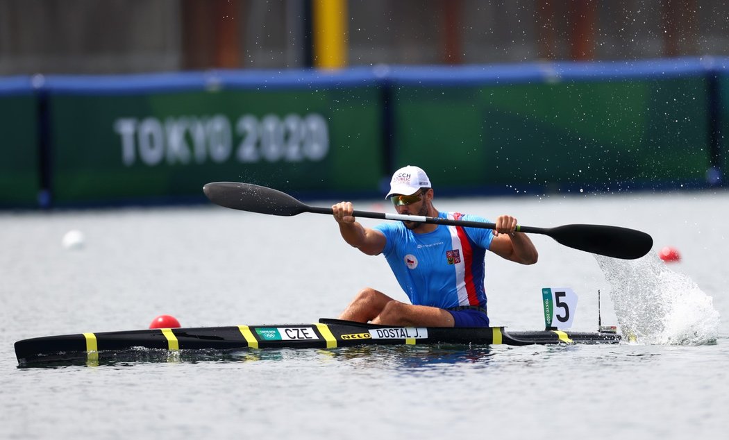 Kajakář Josef Dostál ovládl rozjížďku a postoupil v Tokiu přímo do semifinále