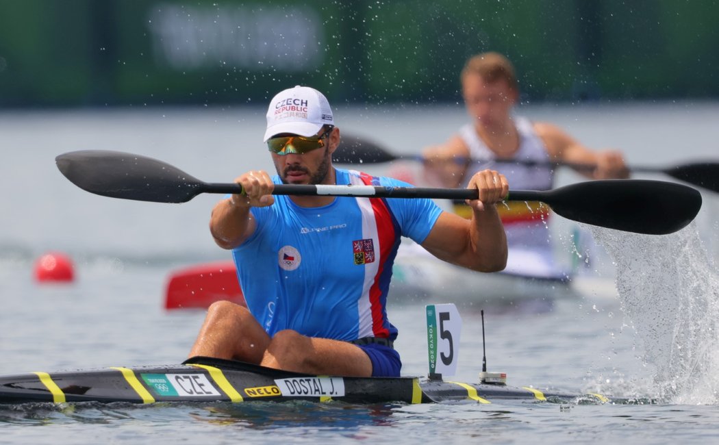 Kajakář Josef Dostál ovládl rozjížďku a postoupil v Tokiu přímo do semifinále