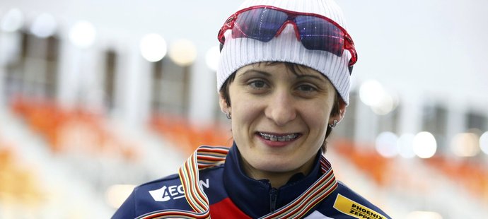 Martina Sáblíková se zlatou medailí po vítězství v závodě na 5000 metrů na MS v Soči