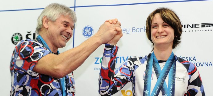 Martina Sálbíková se raduje spolu s trenérem Novákem.