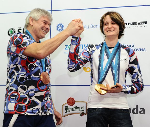 Martina Sálbíková se raduje spolu s trenérem Novákem. Martina Sálbíková se raduje spolu s trenérem Novákem.