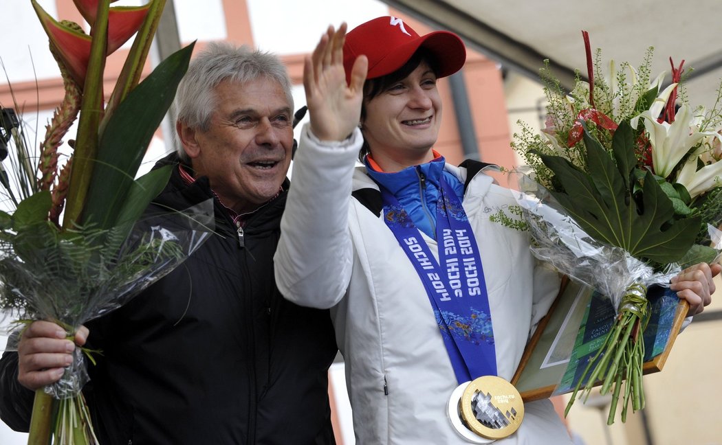 Tisíce lidí dnes přišly ve Žďáru nad Sázavou pozdravit trojnásobnou olympijskou vítězku v rychlobruslení a tamní rodačku Martinu Sáblíkovou. Kromě záplavy kytic a množství gratulací dostala šestadvacetiletá hvězda dlouhých oválů také obrovský dort ve tvaru stupňů vítězů.