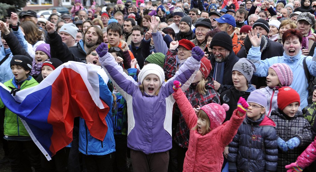 Nadšení fanoušci zdraví svoji šampionku