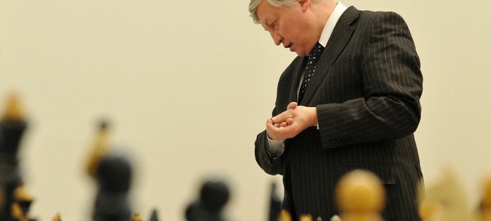 Bývalý šachový mistr a zastánce diktátora Putina Anatolij Karpov leží v umělém spánku na jednotce intenzivní péče
