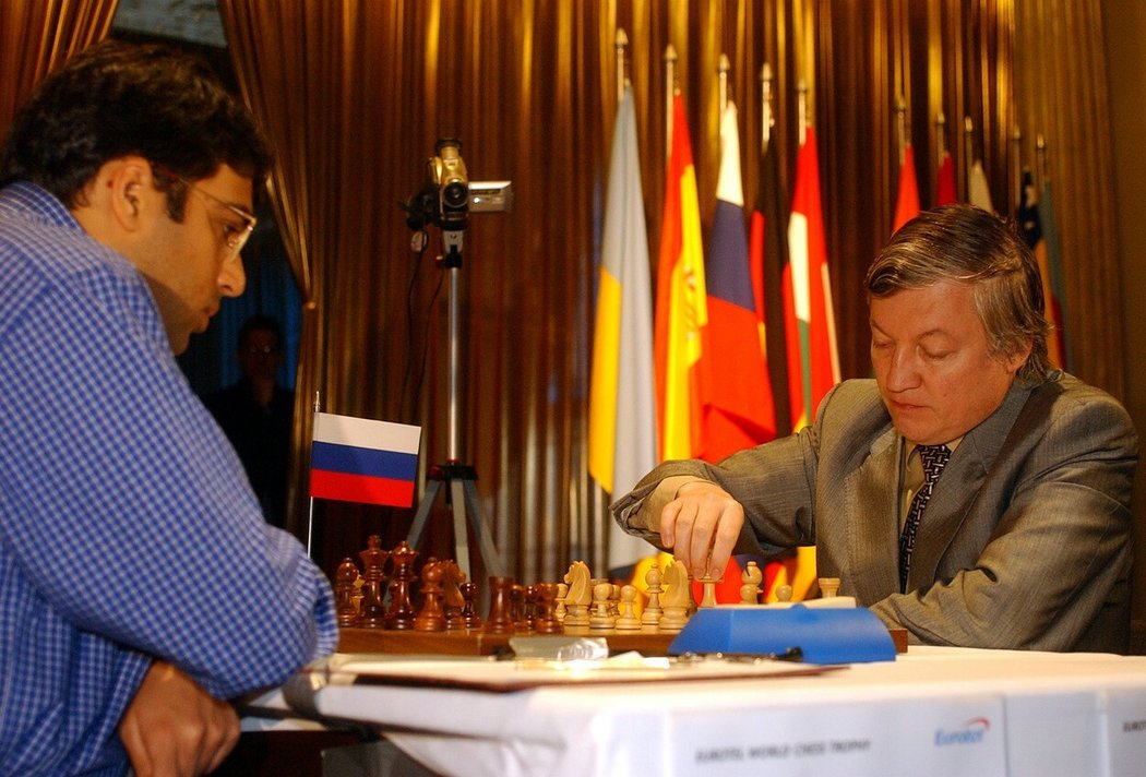 Bývalý šachový mistr a zastánce diktátora Putina Anatolij Karpov leží v umělém spánku na jednotce intenzivní péče
