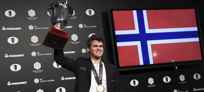 Norský šachista Magnus Carlsen se raduje z titulu mistru světa po závěrečné partii s Rusem Sergejem Karjakinem