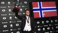 Norský šachista Magnus Carlsen se raduje z titulu mistru světa po závěrečné partii s Rusem Sergejem Karjakinem