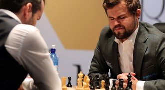 Nor Carlsen obhájil titul mistra světa v šachu, ruský vyzyvatel neuspěl