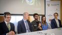Tiskové konference Prague International Chess Festivalu se účastní i úřadující šampion Dommaradžu Gukeš z Indie