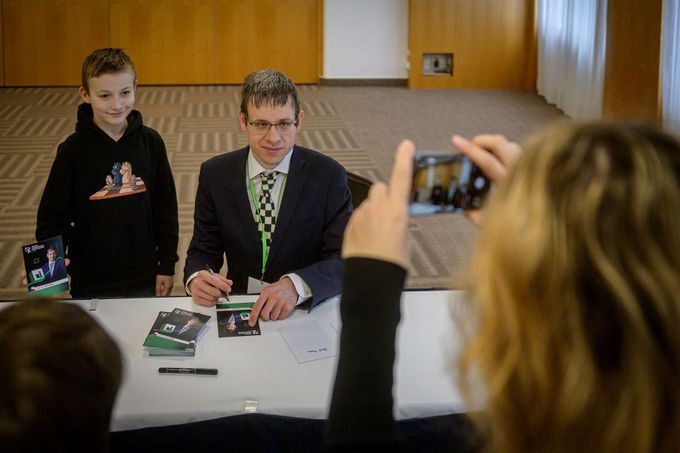 Osamocený český lev Navara mezi mladými lovci: Těžká úloha to rozhodně je Osamocený český lev Navara mezi mladými lovci: Těžká úloha to rozhodně je