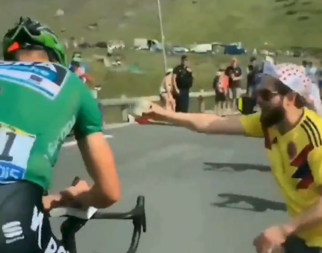 Zatímco peloton a především spurtéři v sobotní etapě Tour de France při stoupání na Tourmalet trpěli, slovenský cyklista Peter Sagan si našel čas i na zábavu.